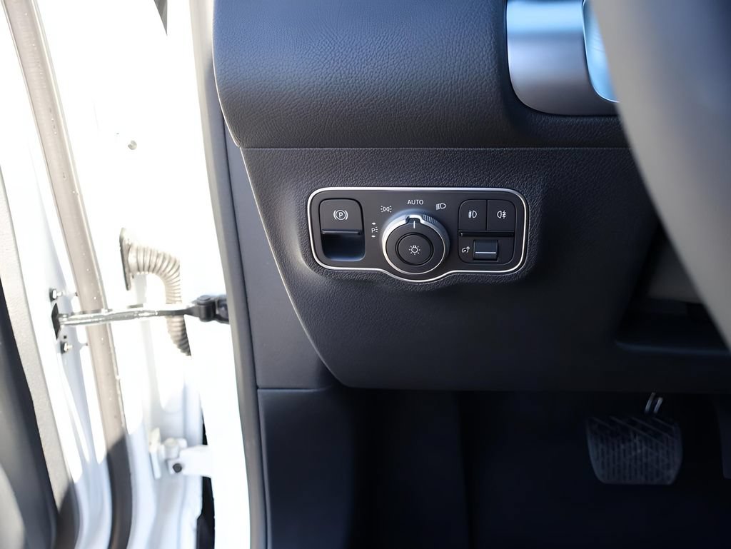 New 2026 Mercedes-Benz GLB 250 4MATIC image 36