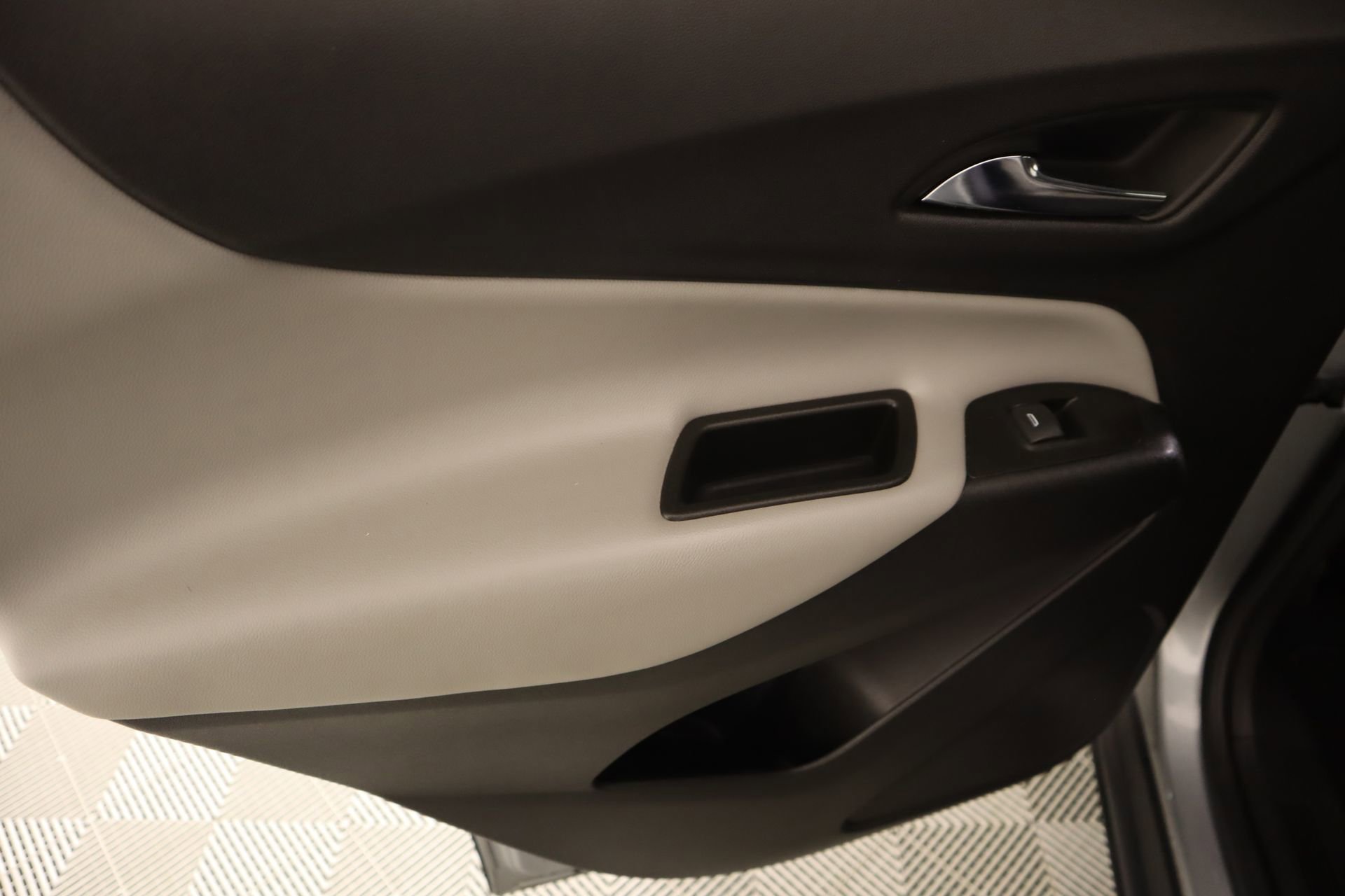 Used 2023 Chevrolet Equinox LT w/ Driver Convenience Package image 16