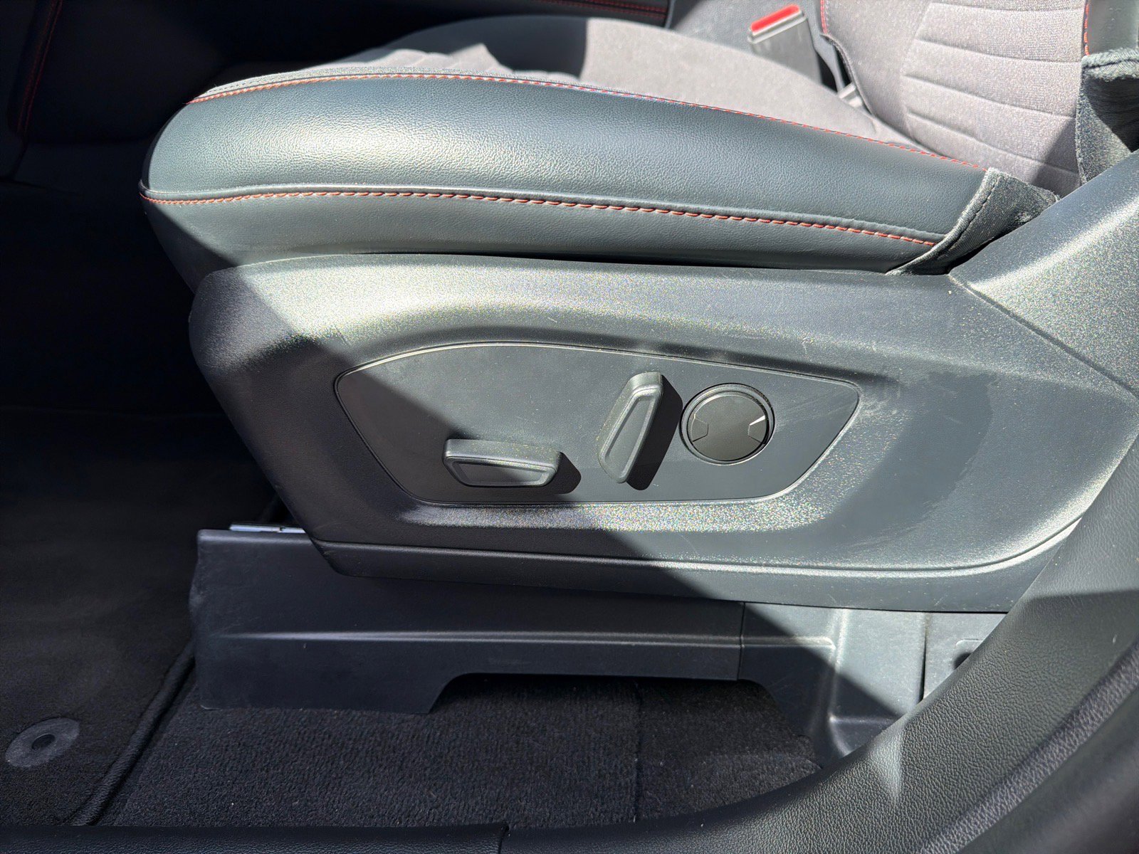 Used 2025 Ford Explorer ST-Line w/ ST-Line Street Pack image 10