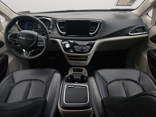 Used 2024 Chrysler Pacifica Touring-L FWD image 18