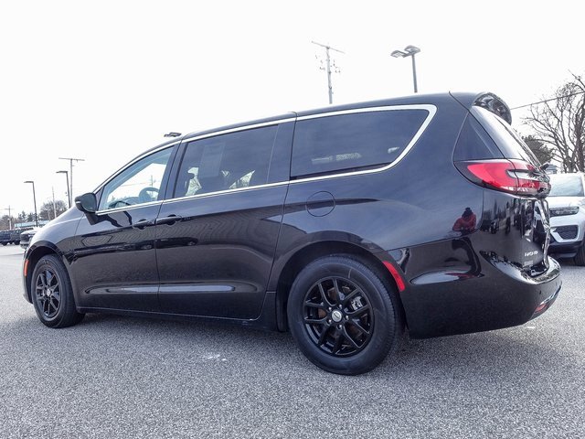 Used 2023 Chrysler Pacifica Touring-L image 16