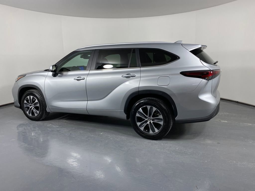Used 2024 Toyota Highlander XLE image 4