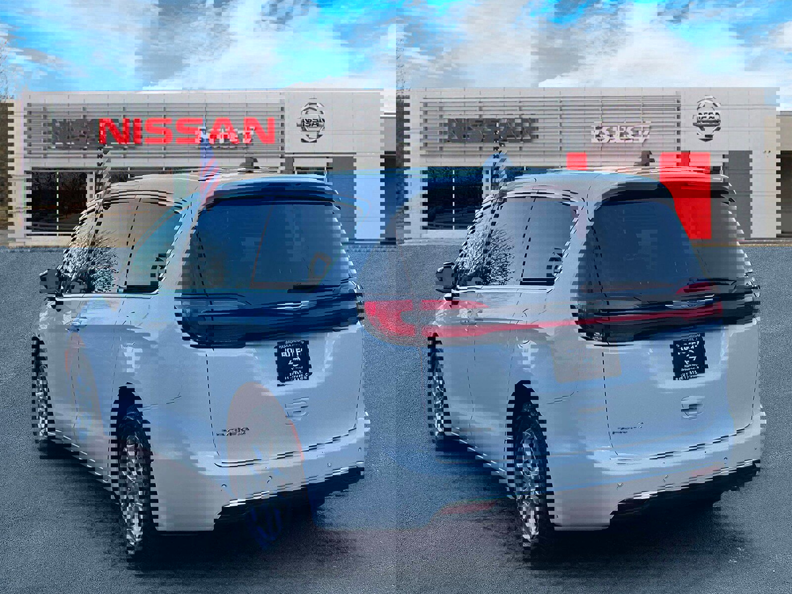 Used 2024 Chrysler Pacifica Touring-L image 4