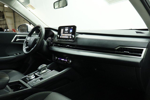 Used 2023 Mitsubishi Outlander ES FWD image 19