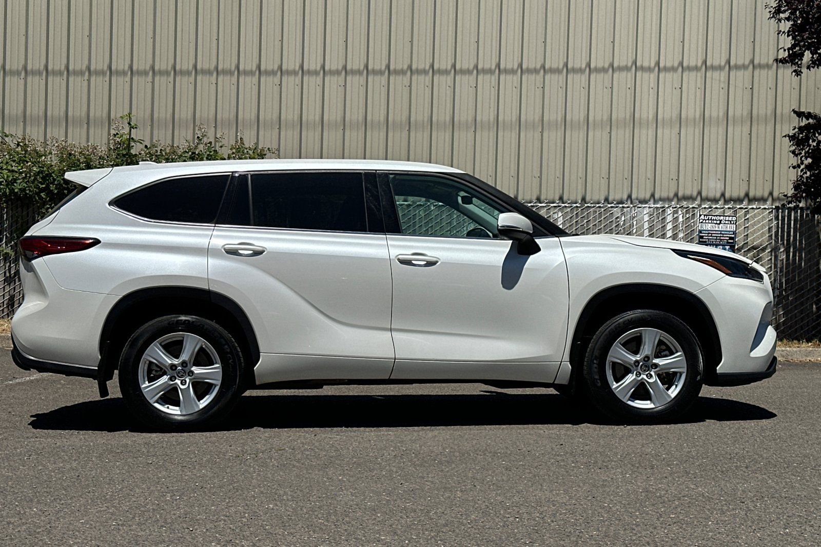 Used 2021 Toyota Highlander L AWD/4WD image 3
