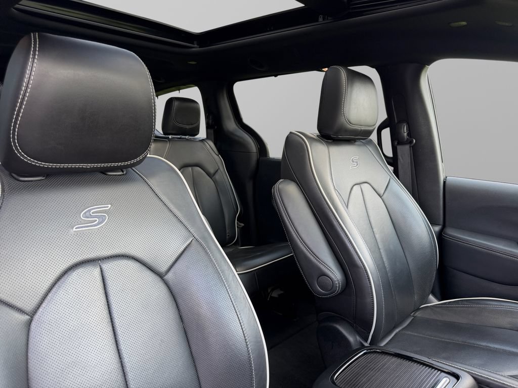 Used 2025 Chrysler Pacifica Limited FWD image 13