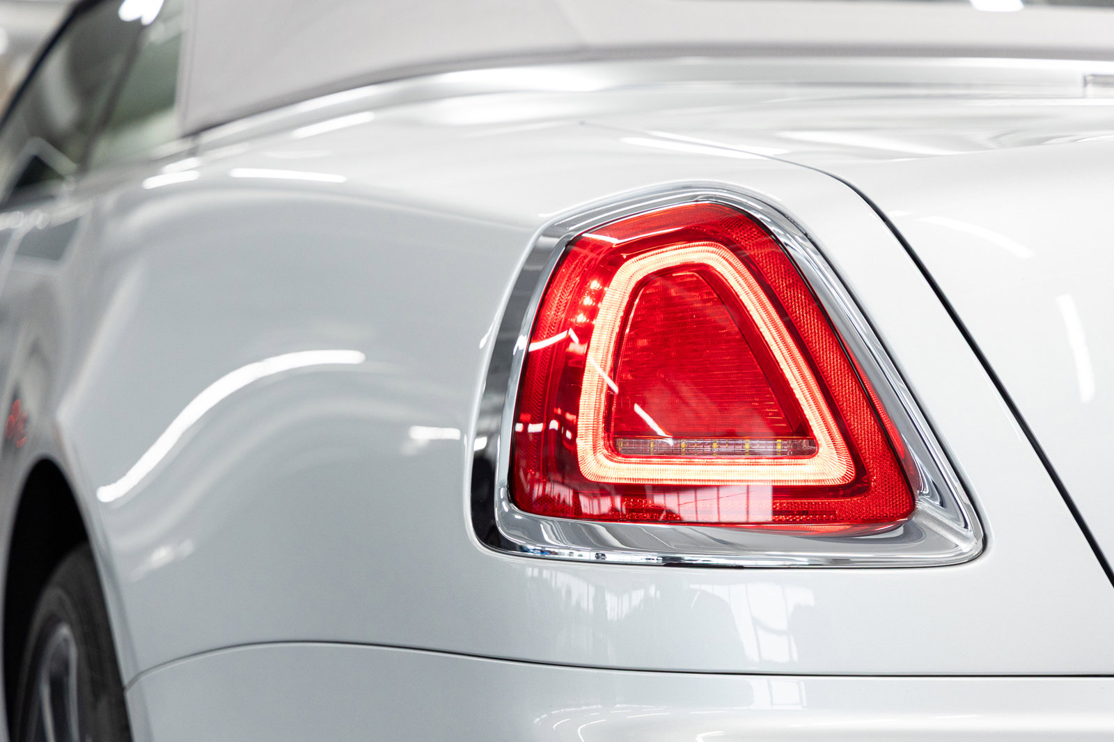 Used 2017 Rolls-Royce Dawn image 24