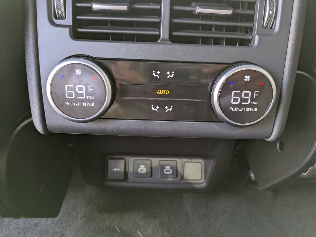 Used 2024 Land Rover Discovery Dynamic SE image 16