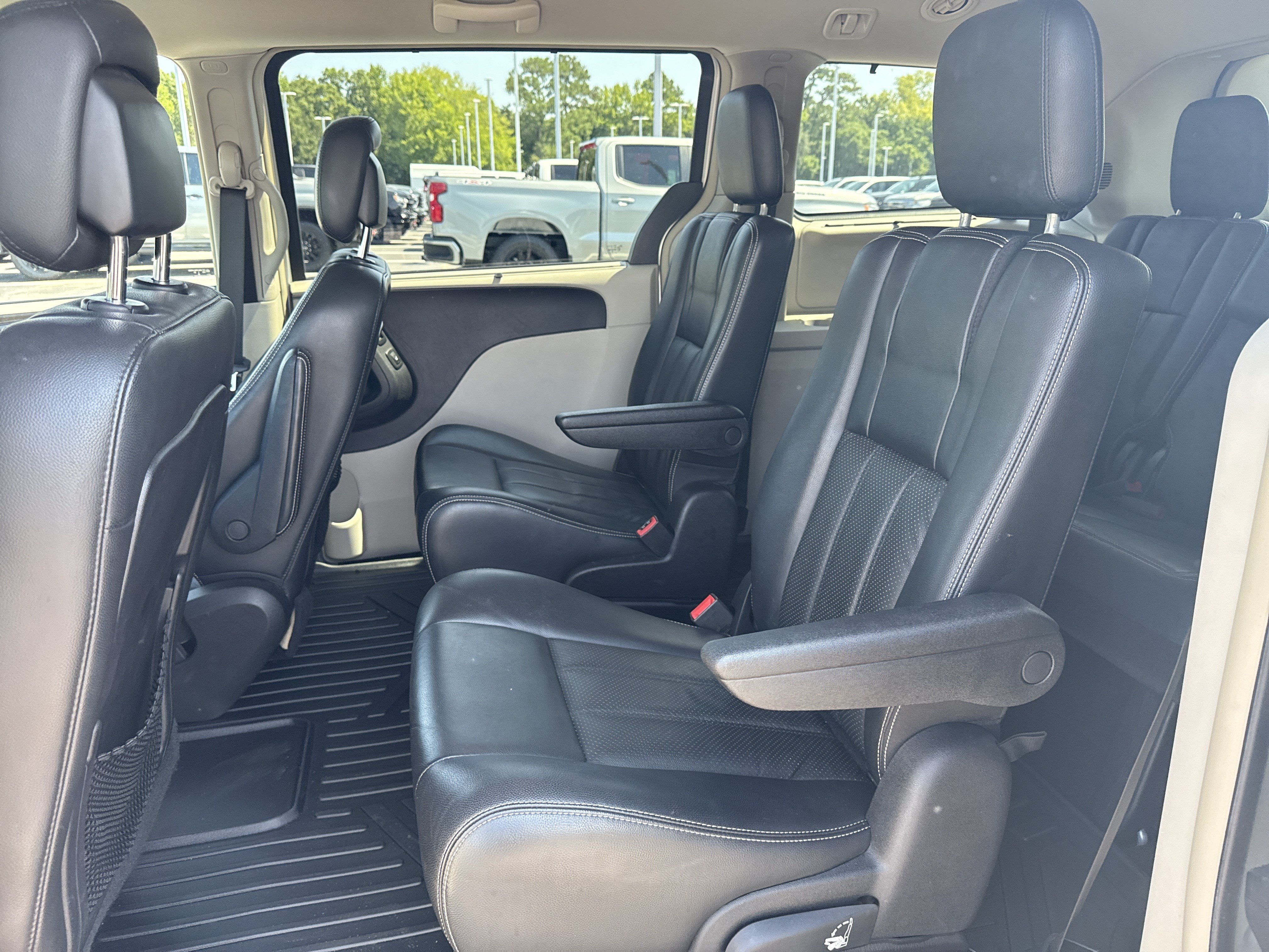 Used 2011 Chrysler Town & Country Touring-L w/ Entertainment Group #2 FWD image 29