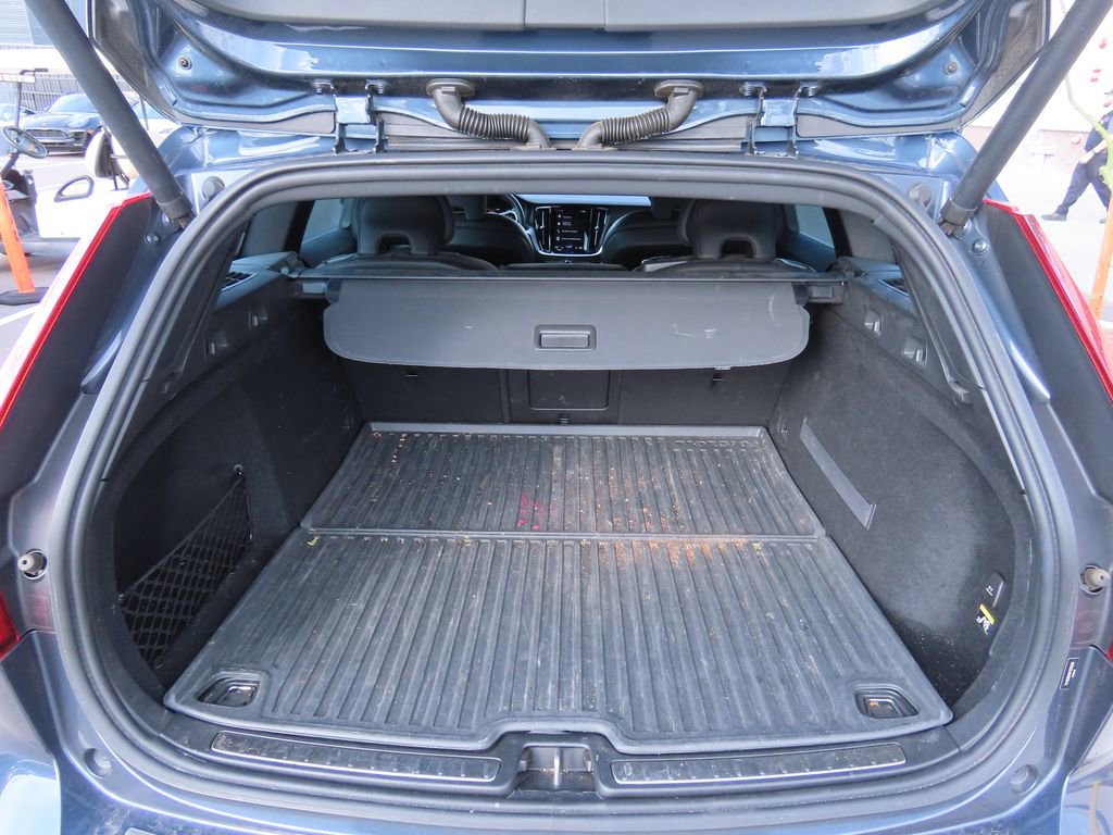 Used 2019 Volvo V60 T6 R-Design image 12