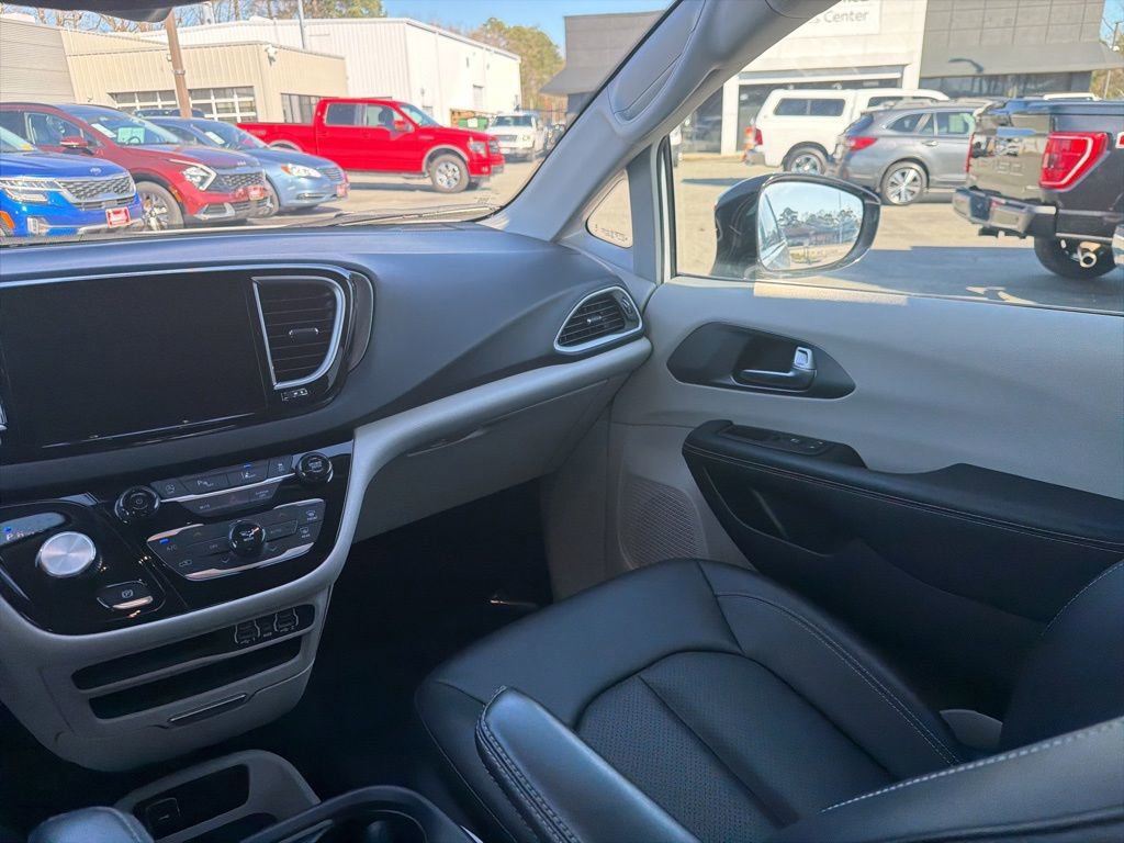 Used 2024 Chrysler Pacifica Touring-L image 11