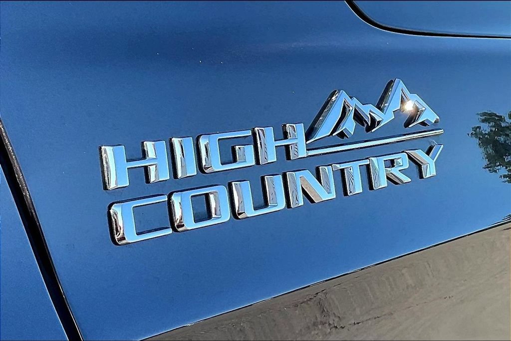 Used 2024 Chevrolet Suburban High Country RWD image 29
