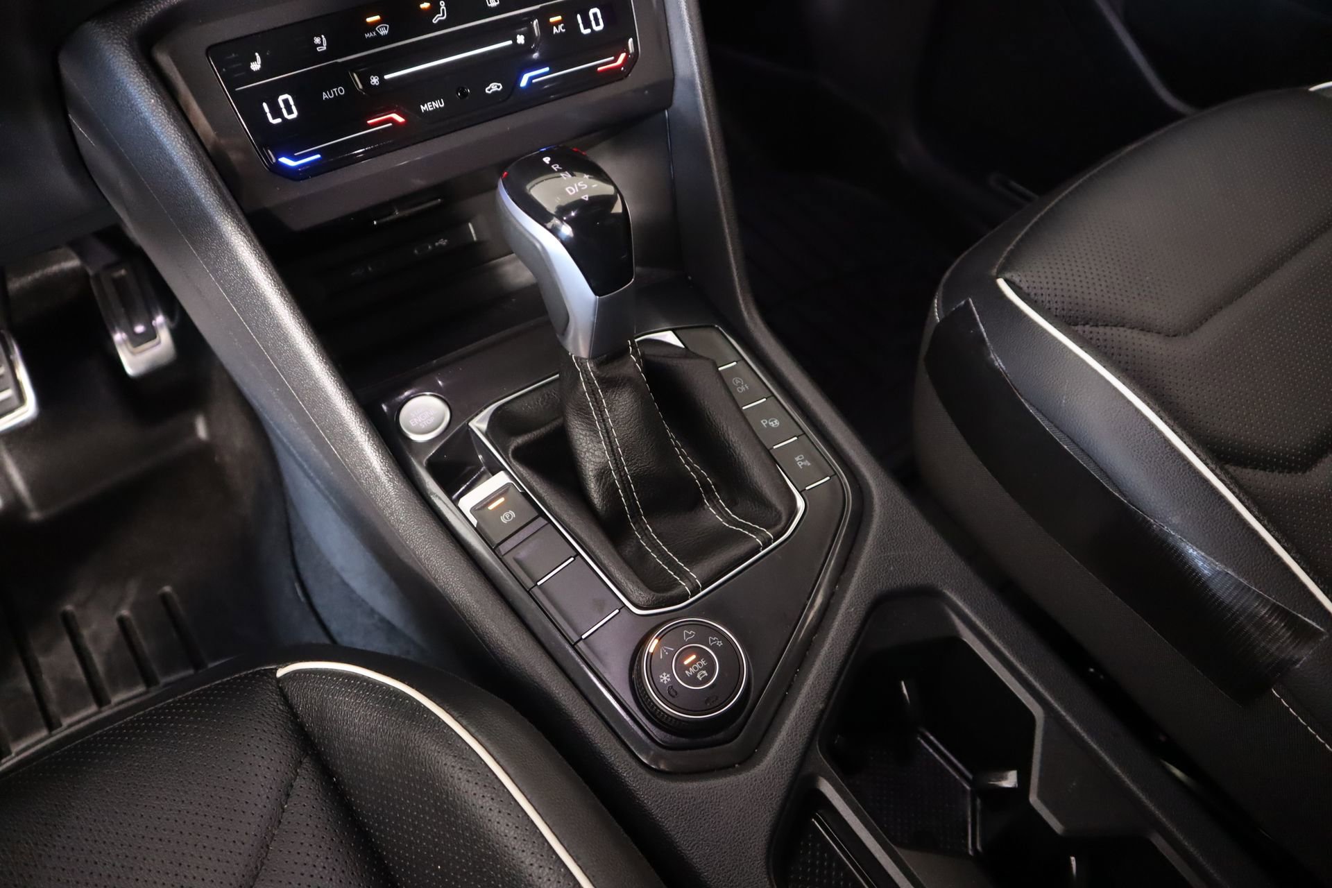 Used 2024 Volkswagen Tiguan SEL R-Line image 8