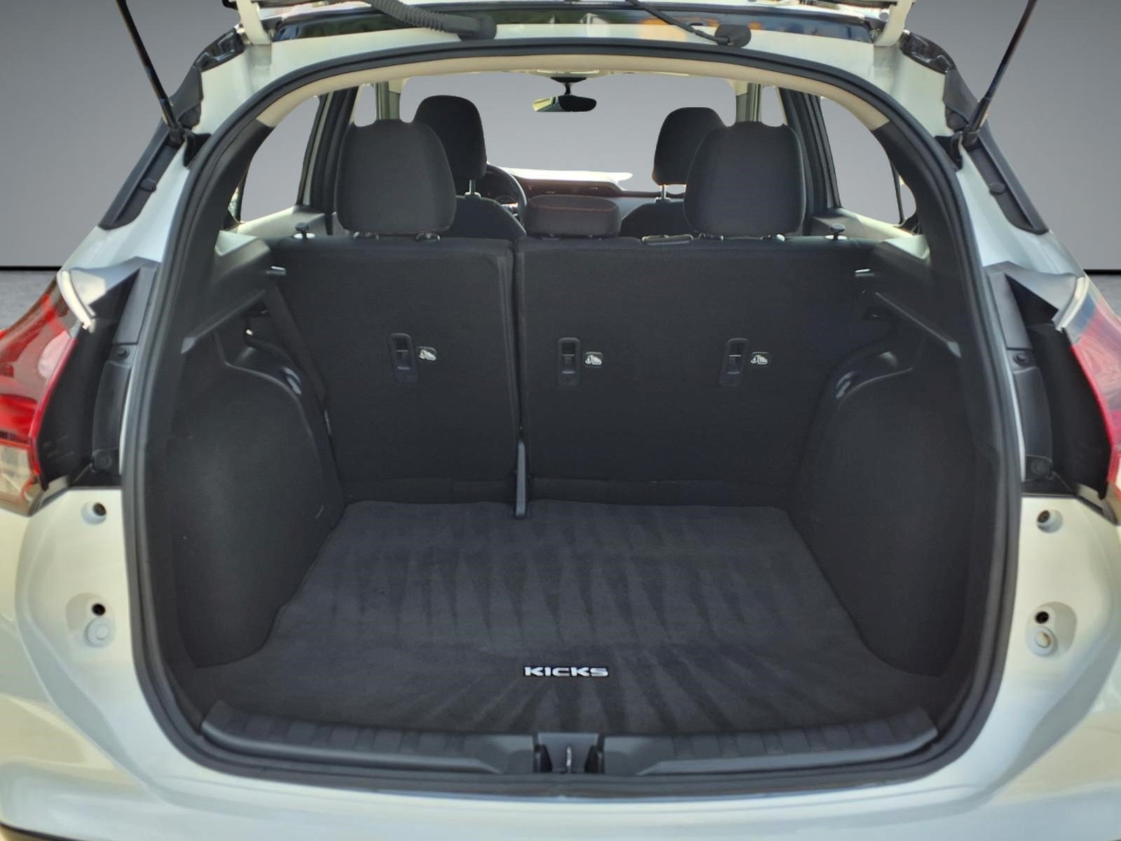 Used 2021 Nissan Kicks SR w/ Interior Electronics Package FWD image 14