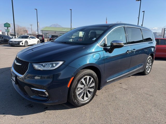 Used 2023 Chrysler Pacifica Limited image 3