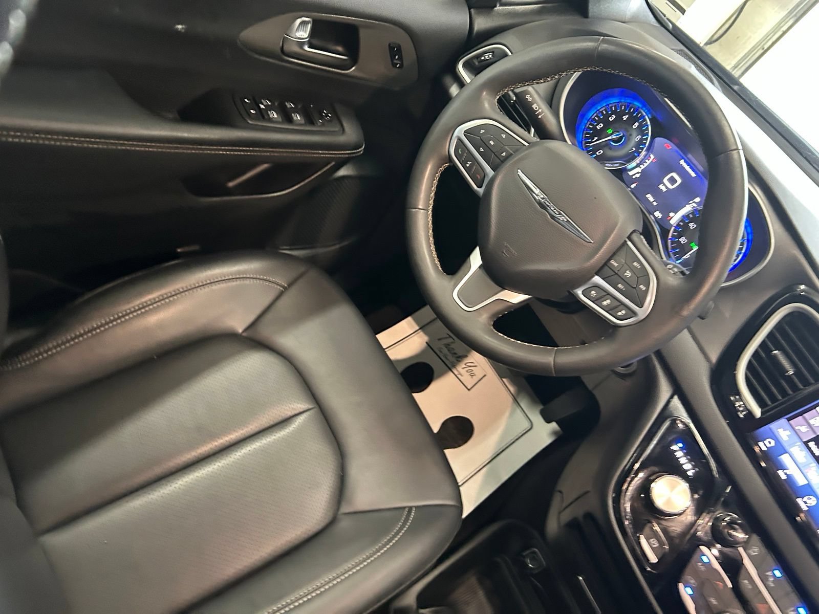 Certified 2025 Chrysler Pacifica Select FWD image 26