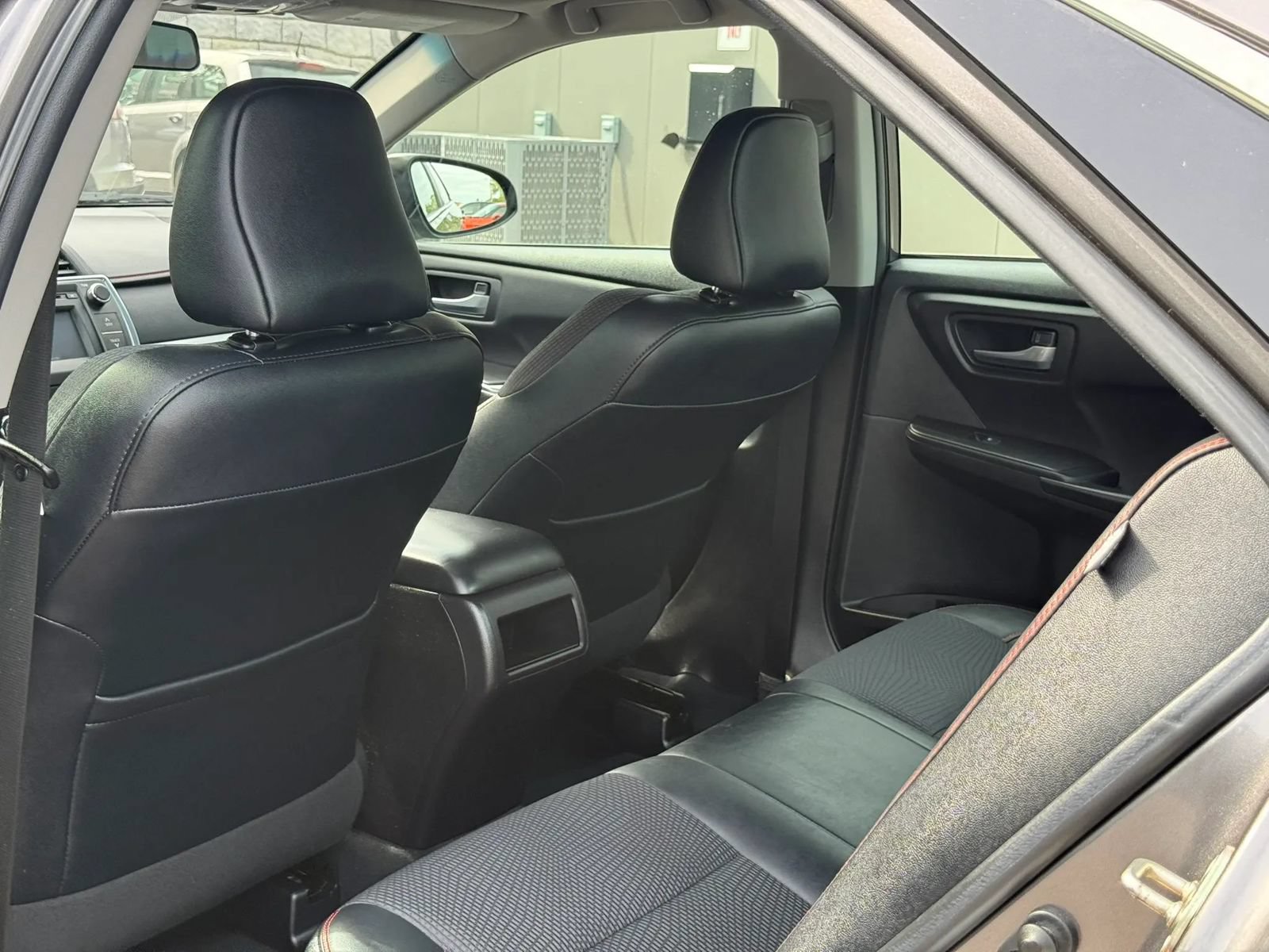 Used 2017 Toyota Camry SE w/ Moonroof Package FWD image 10