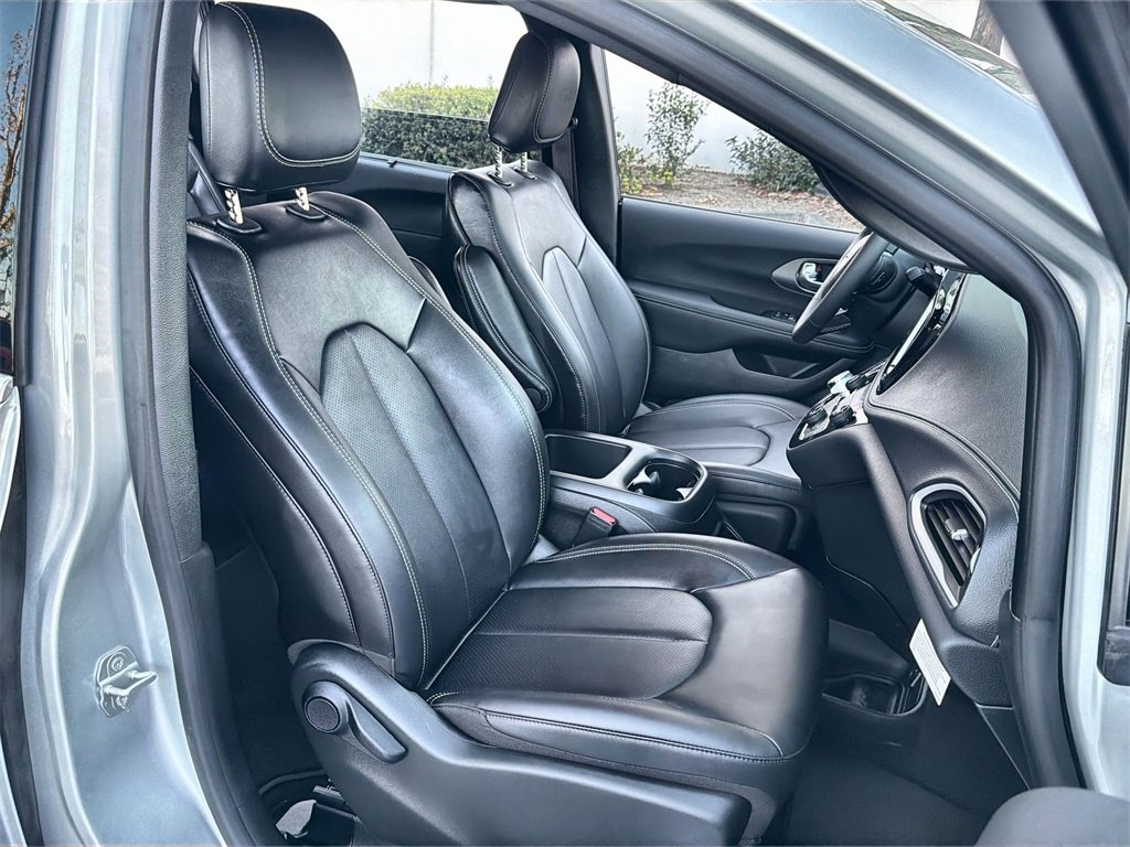 Used 2026 Chrysler Pacifica Select image 25