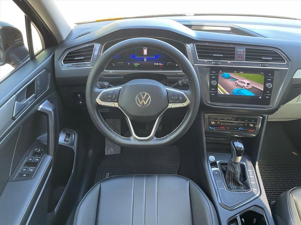 Used 2023 Volkswagen Tiguan SE w/ Panoramic Sunroof Package FWD image 3