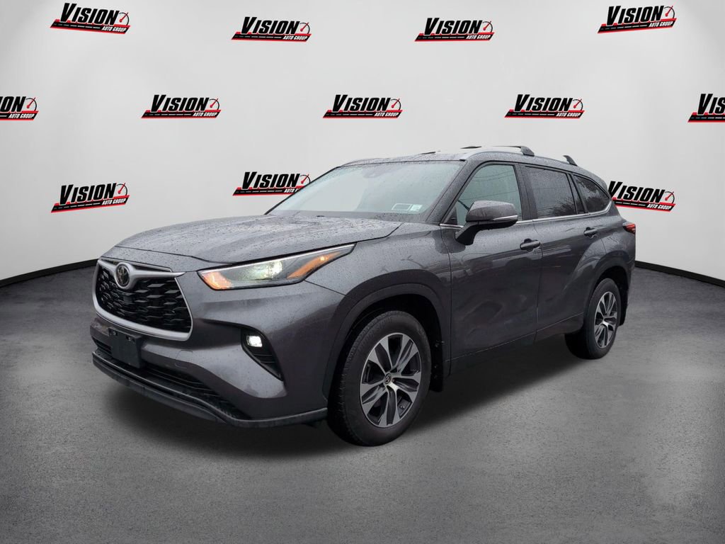 Used 2024 Toyota Highlander XLE image 1
