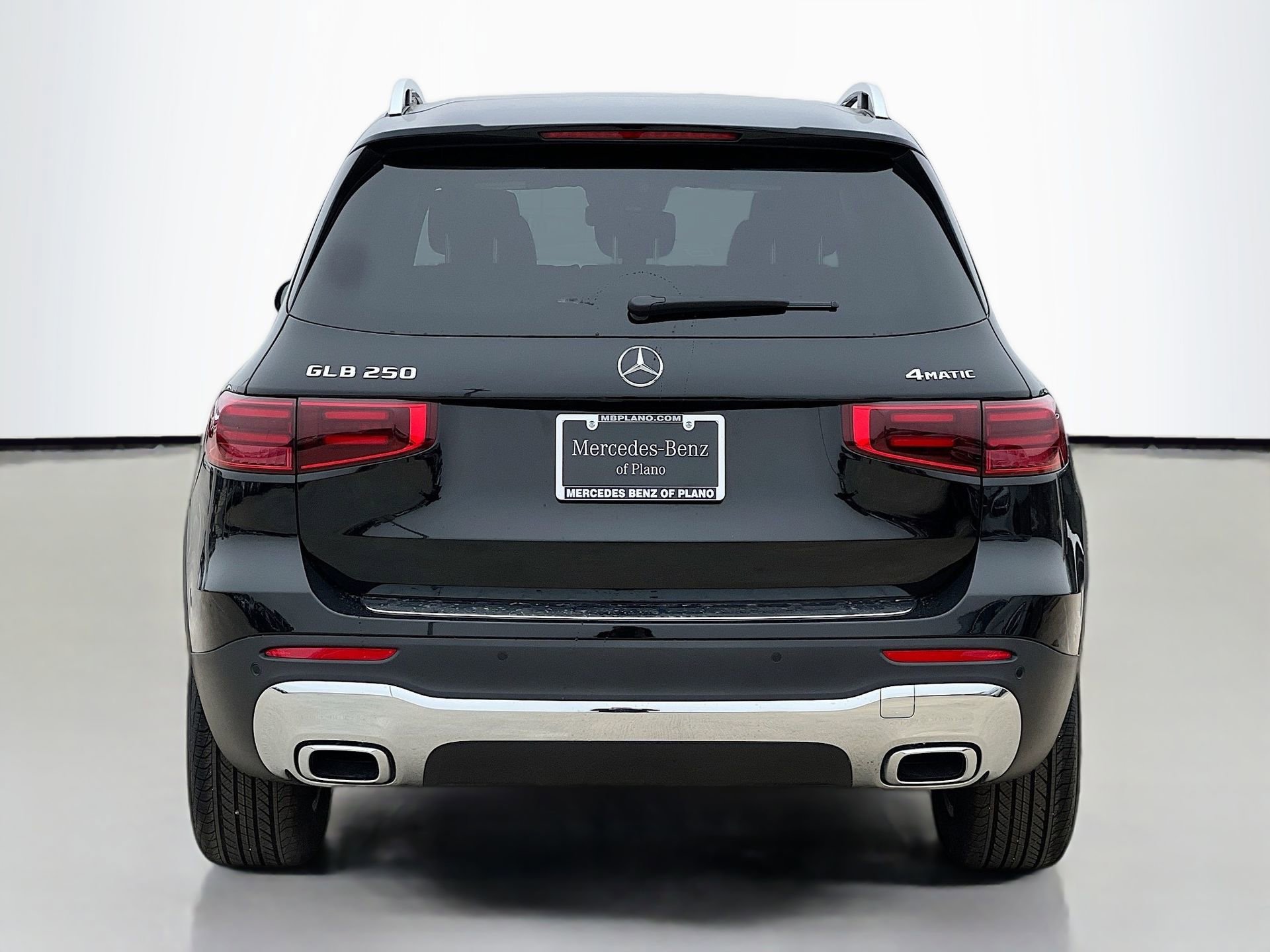 Used 2025 Mercedes-Benz GLB 250 4MATIC w/ Winter Package image 6