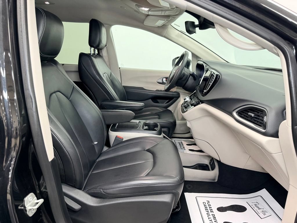 Used 2023 Chrysler Pacifica Touring-L FWD image 11
