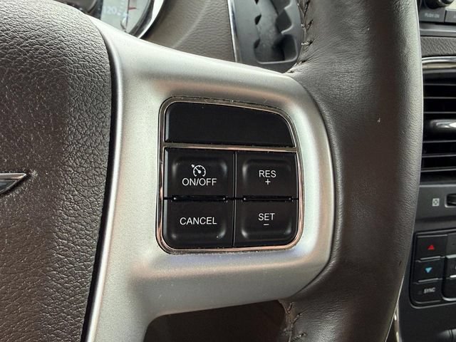 Used 2014 Chrysler Town & Country Touring FWD image 23