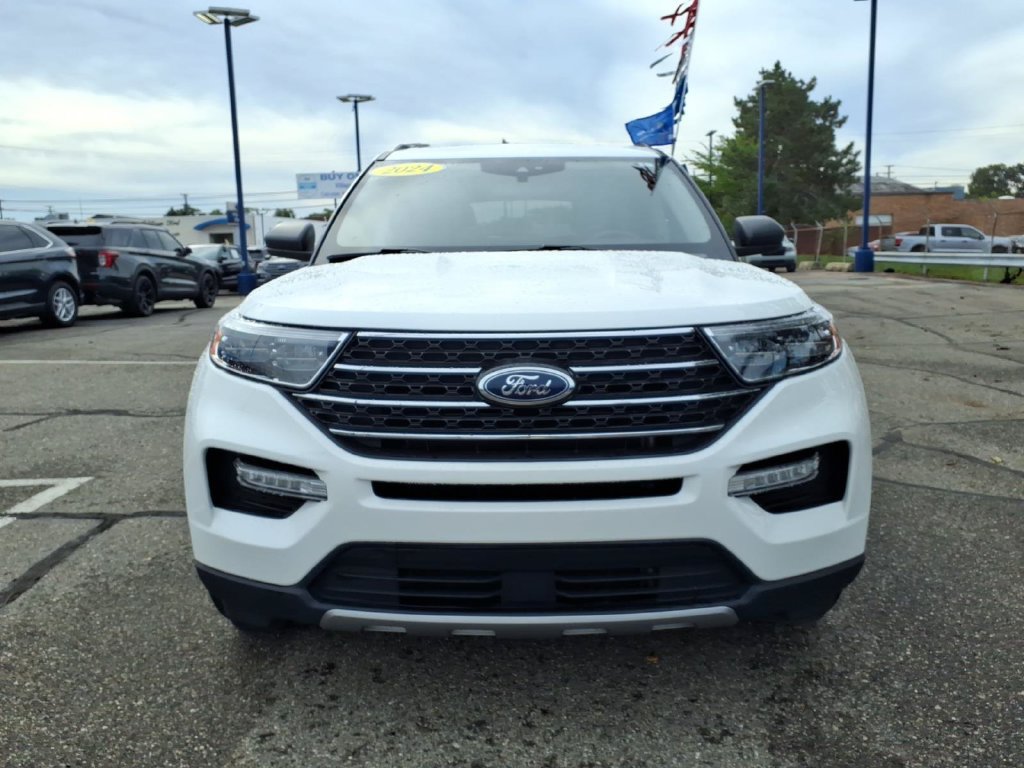 Certified 2024 Ford Explorer XLT w/ Equipment Group 202A AWD/4WD image 3