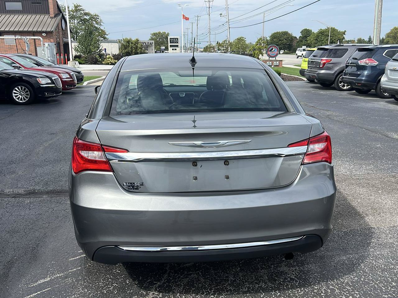 Used 2011 Chrysler 200 Limited FWD image 4
