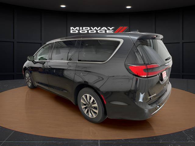 Used 2024 Chrysler Pacifica Limited FWD image 3