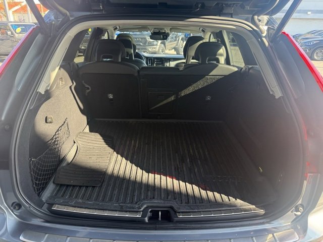 Used 2018 Volvo XC60 T6 Momentum w/ Convenience Package image 14