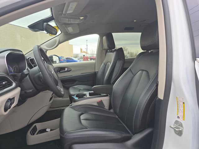 Used 2024 Chrysler Pacifica Select image 11