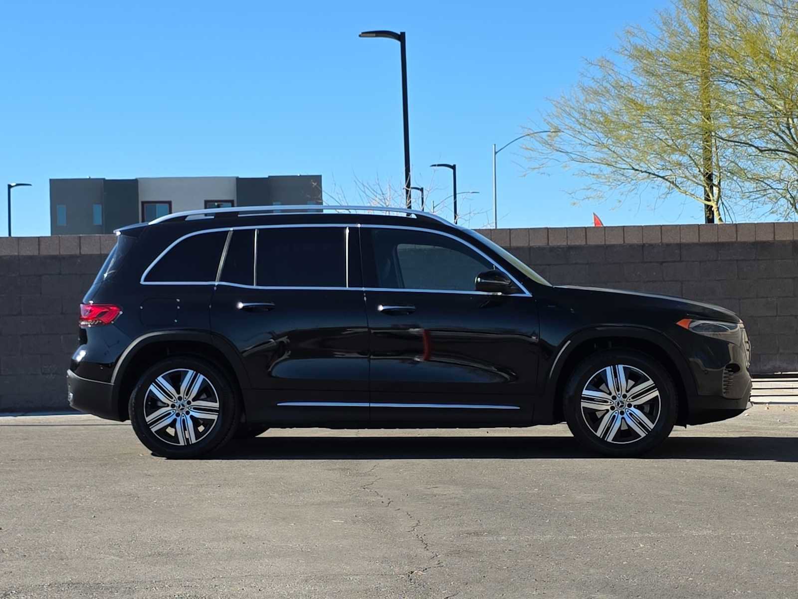 Used 2022 Mercedes-Benz EQB 300 4MATIC w/ Exclusive Package image 10