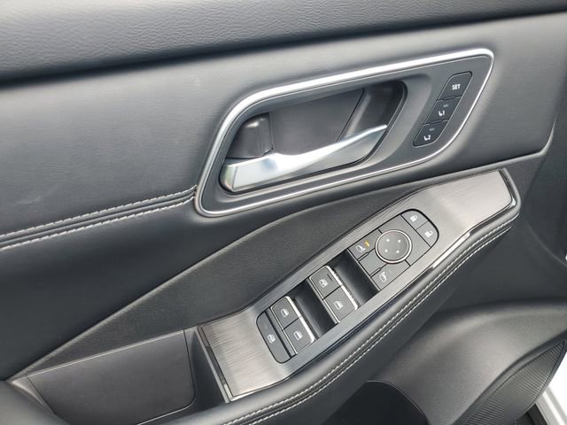 Used 2025 Nissan Rogue Platinum FWD image 14