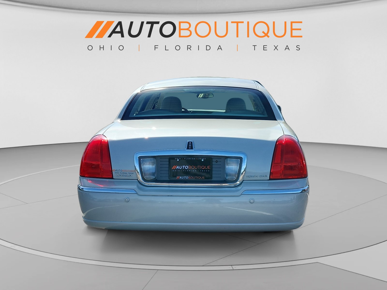 Used 2005 Lincoln Town Car Signature Limited RWD image 4