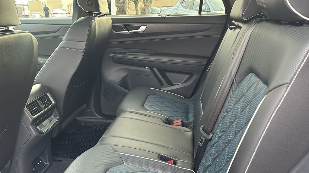 Used 2025 Volkswagen Atlas Cross Sport SEL Premium R-Line image 29