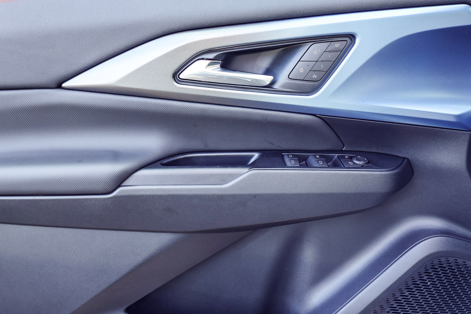 Used 2025 Chevrolet Equinox EV LT w/ Convenience Package II image 12