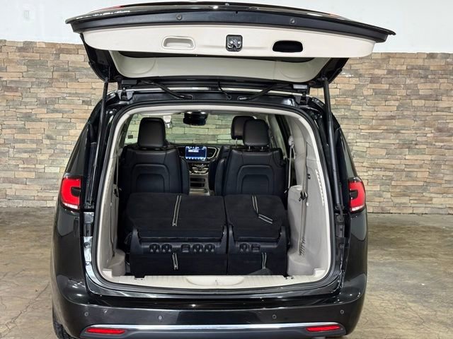 Used 2022 Chrysler Pacifica Touring-L w/ Uconnect Theater Family Group FWD image 8