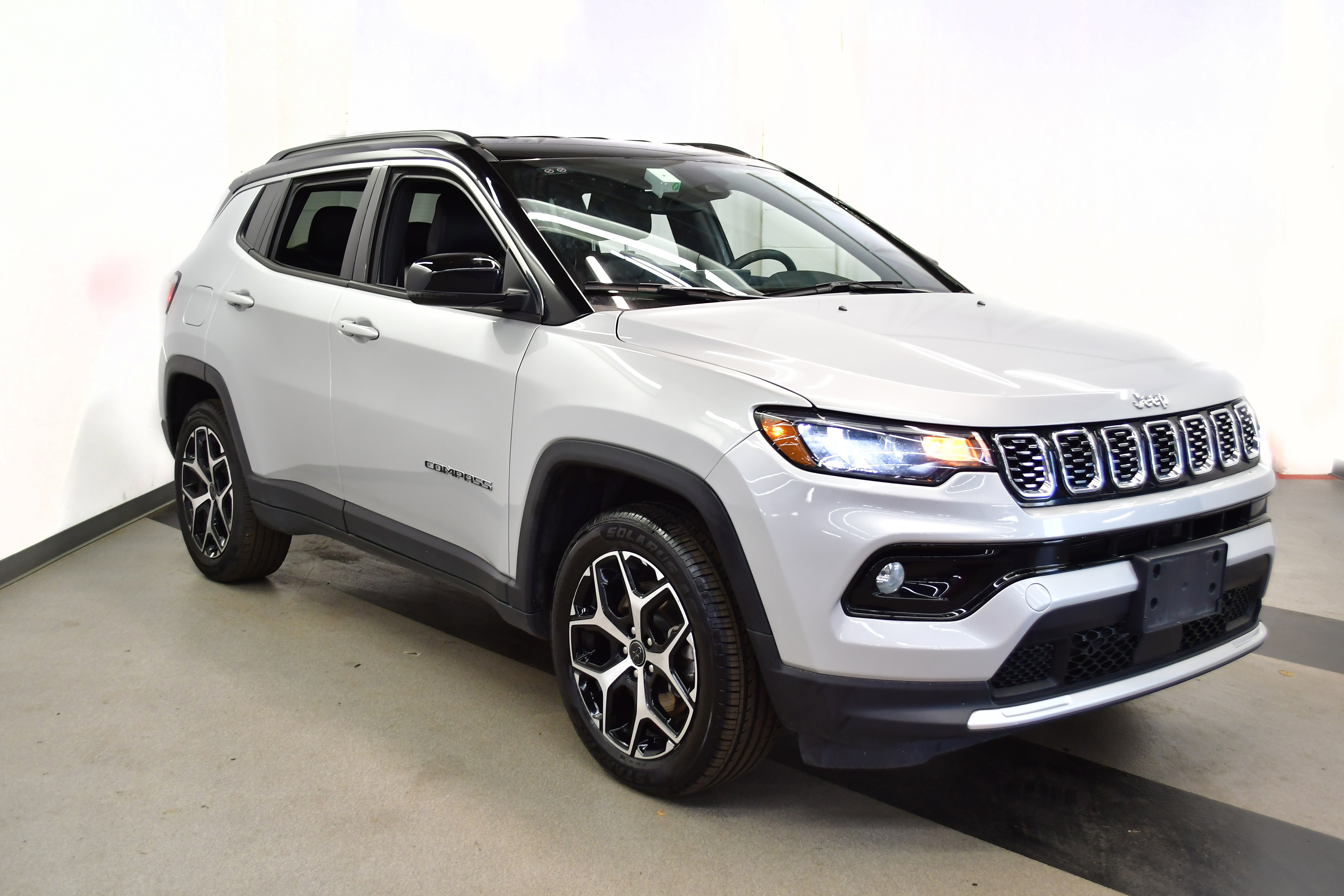 Used 2025 Jeep Compass Limited image 2