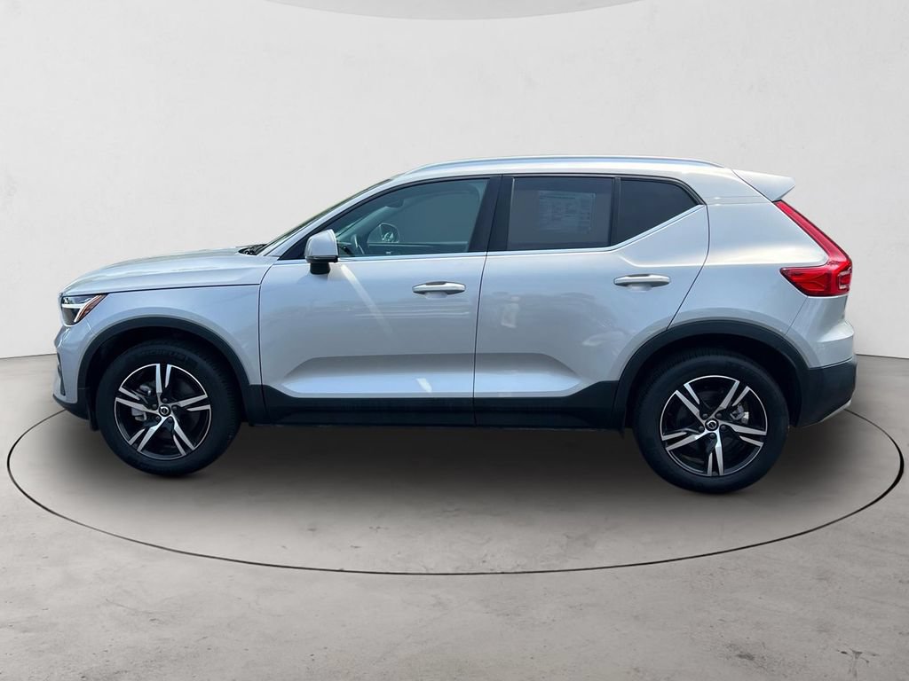 Certified 2025 Volvo XC40 B5 Core AWD/4WD image 2