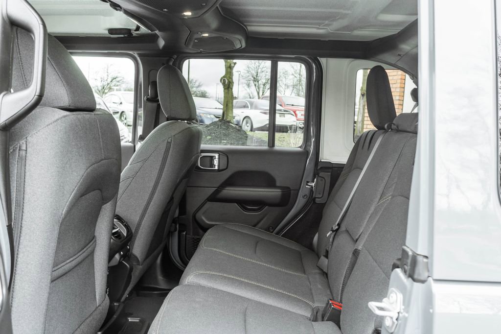 Used 2025 Jeep Wrangler Unlimited Sahara image 29
