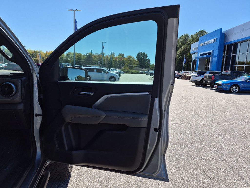 Used 2025 Chevrolet Colorado ZR2 w/ Technology Package AWD/4WD image 34