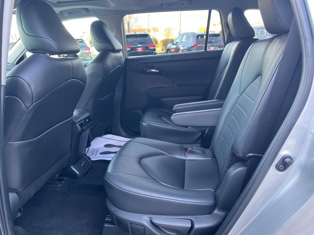 Certified 2024 Toyota Highlander XLE image 28