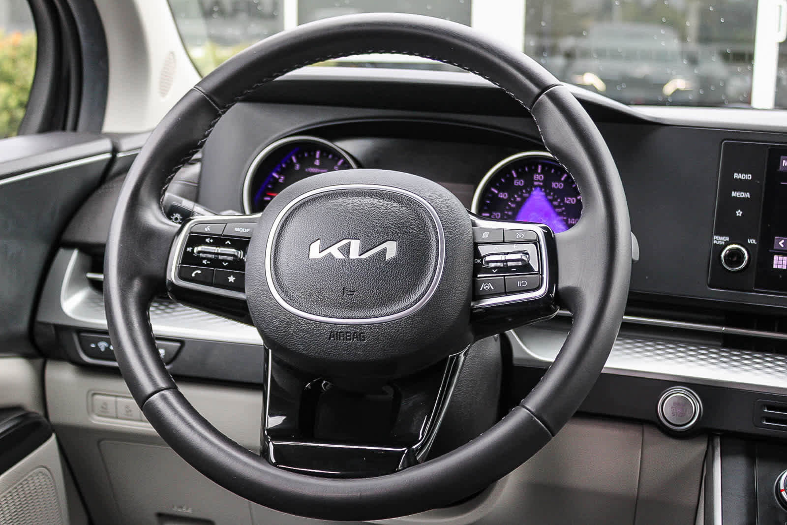 Used 2023 Kia Carnival LX FWD image 15