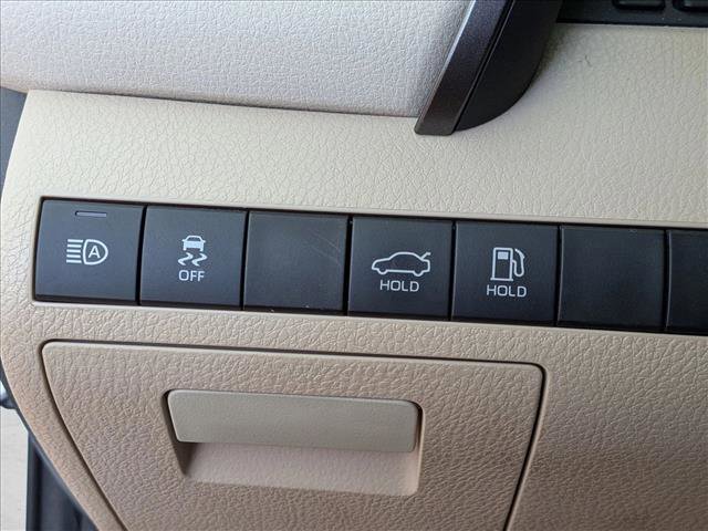 Used 2020 Toyota Camry XLE FWD image 11