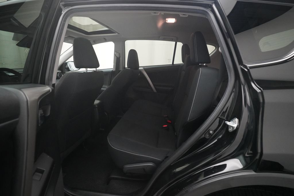 Used 2018 Toyota RAV4 XLE AWD/4WD image 16