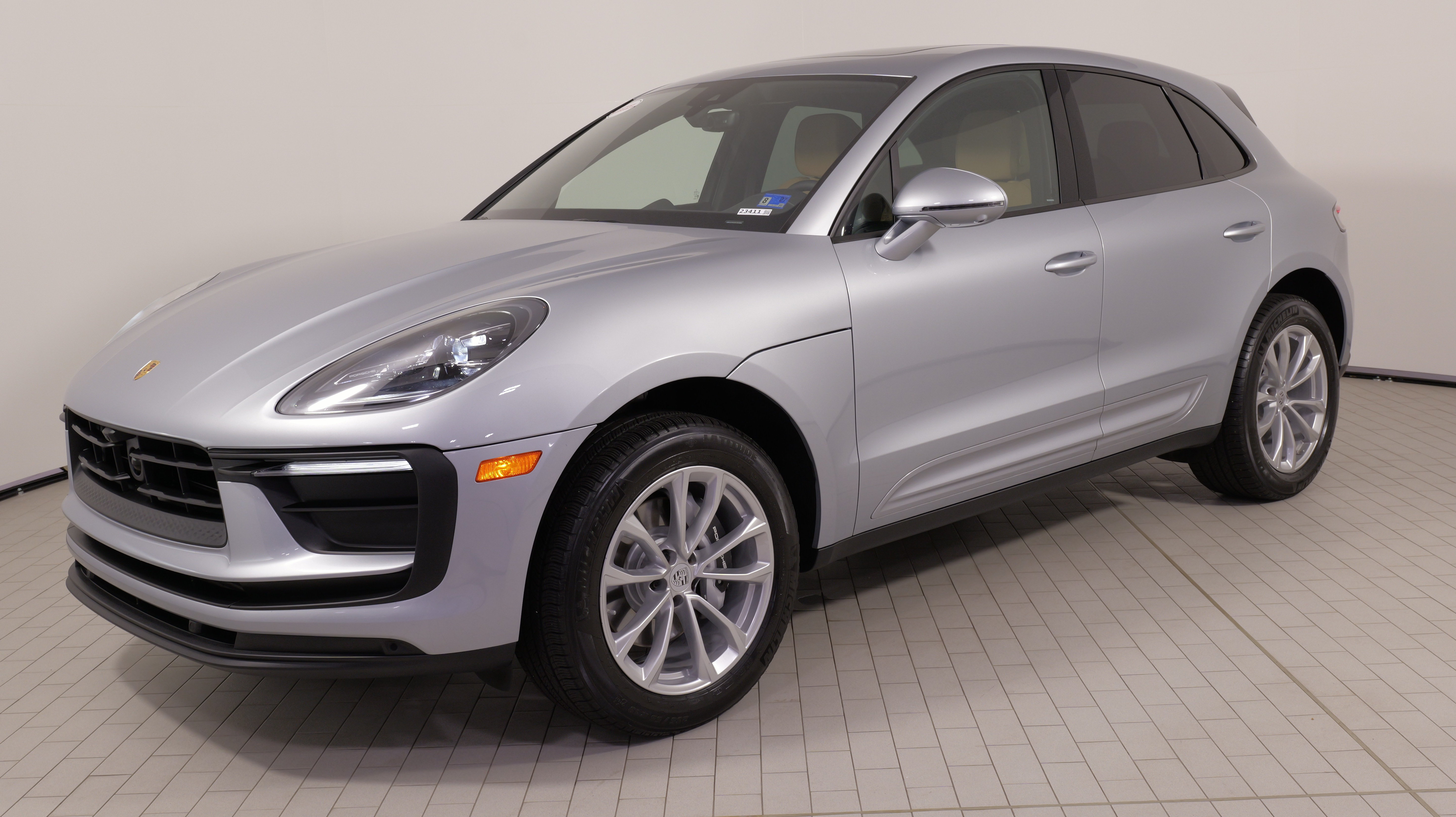 Used 2025 Porsche Macan AWD/4WD image 2
