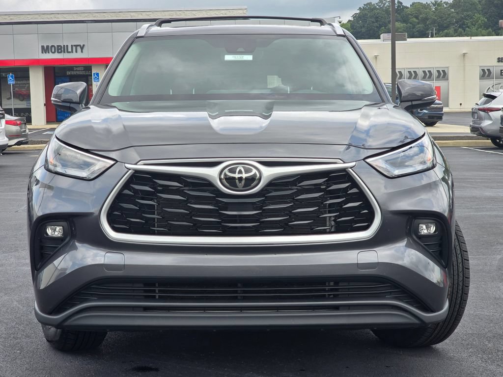 Used 2024 Toyota Highlander XLE AWD/4WD image 3