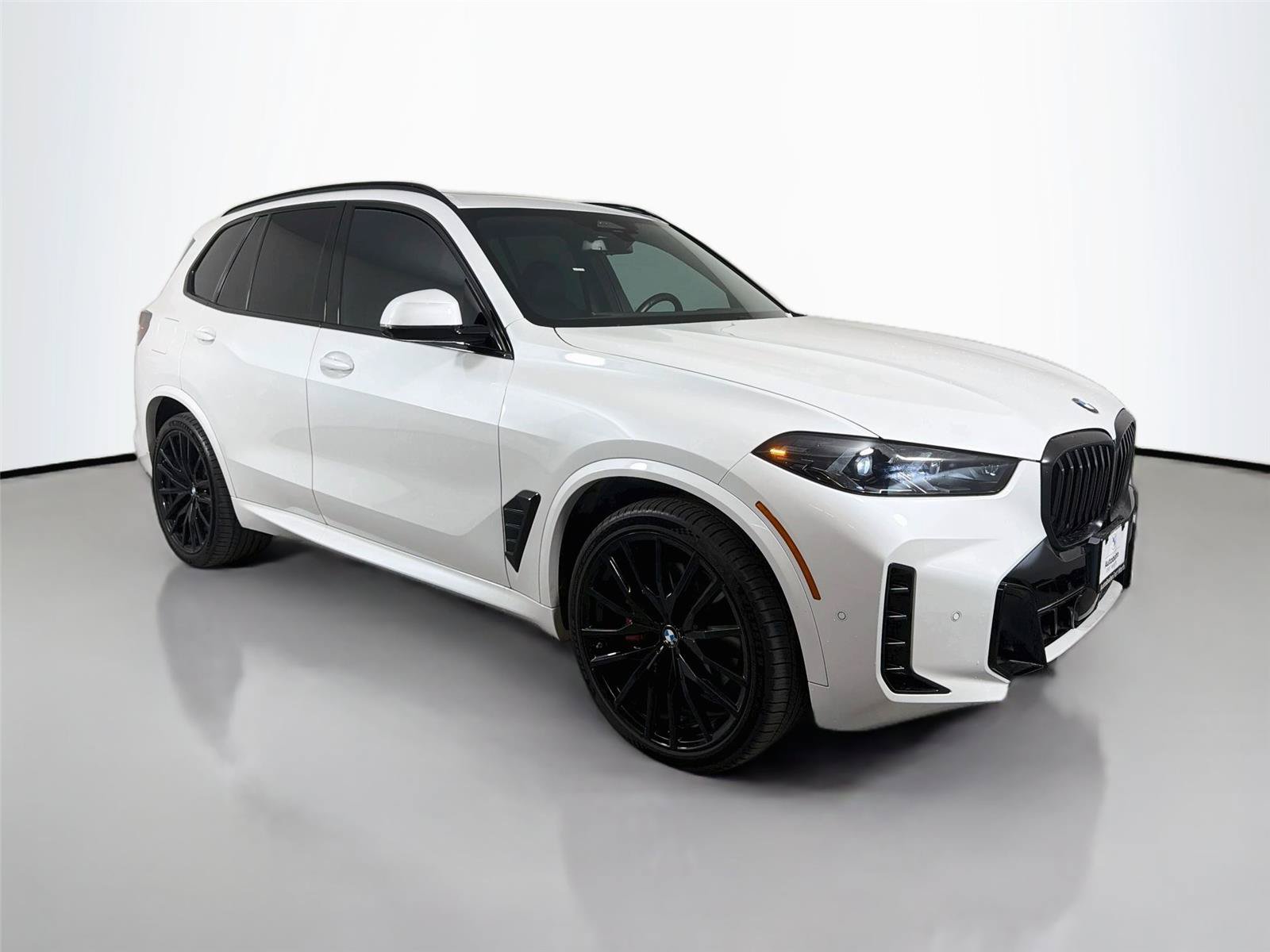 Used 2024 BMW X5 xDrive40i w/ M Sport Package AWD/4WD image 3