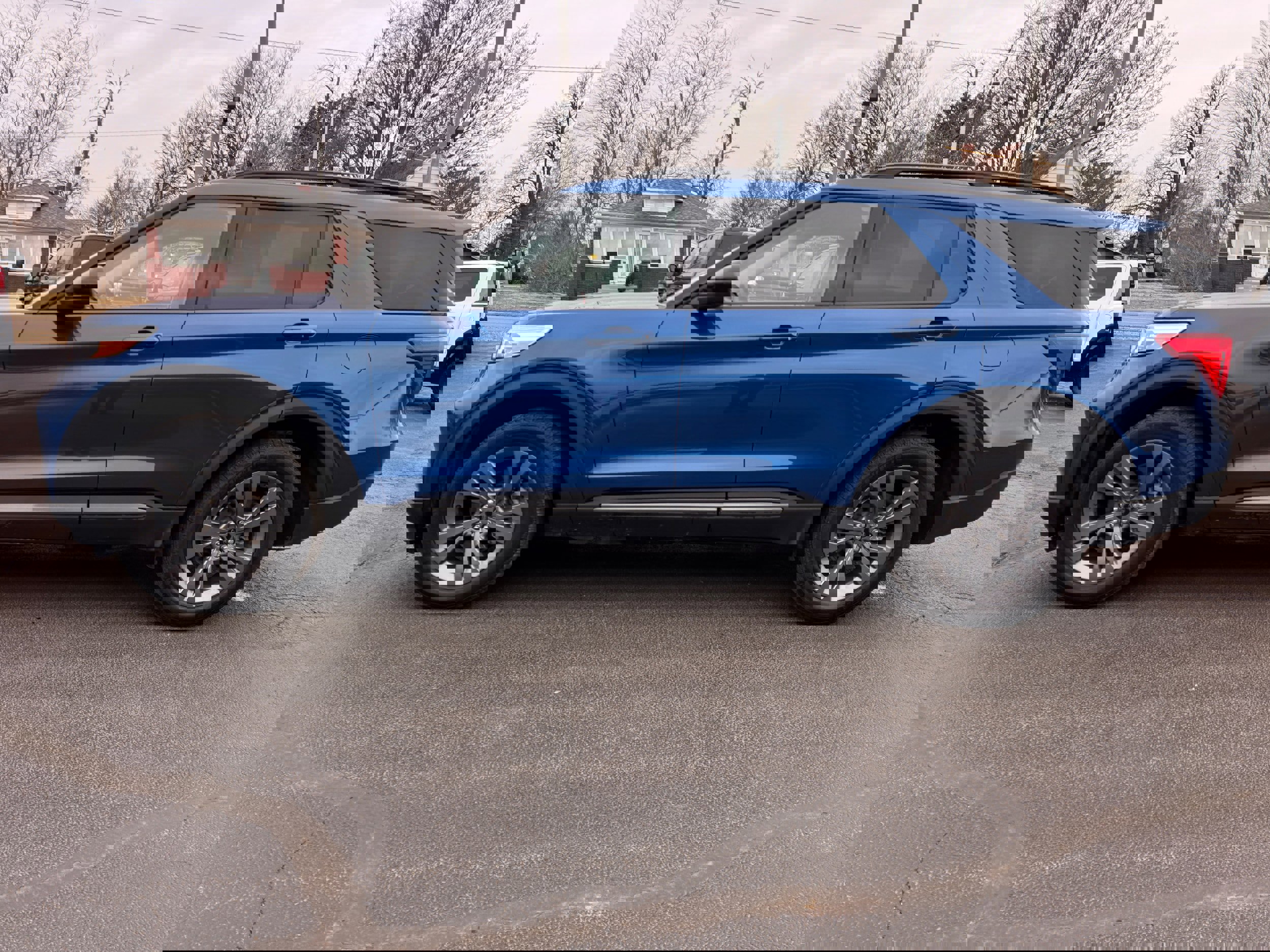 Used 2023 Ford Explorer XLT w/ Equipment Group 202A image 4